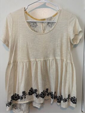 Cream Short-Sleeve Peplum Tunic with Black Floral Hem Embroidery
